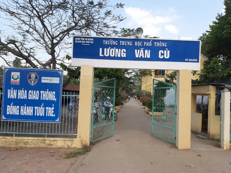 Trường THPT Lương Văn Cù